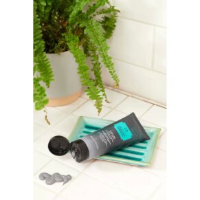 The Body Shop CHARCOAL clay wash 5 The Body Shop CHARCOAL clay wash Sữa rửa mặt